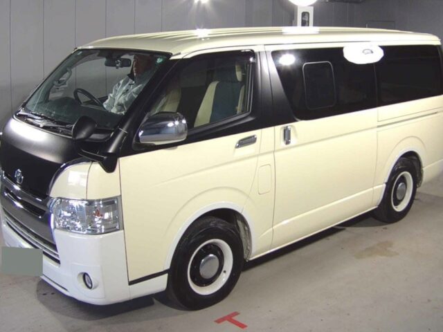 トヨタ　ハイエース　リラクベースタイプ2  平成31年式　57700km 入庫しました